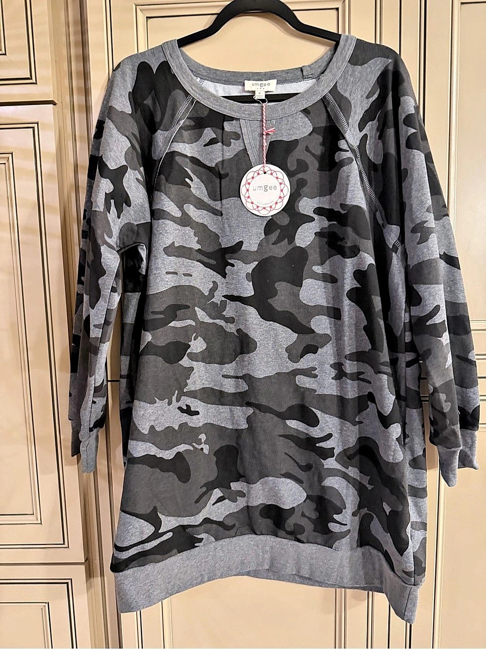 NWT UMGEE Camouflage  Camo TUNIC Pullover Sweatshirt Gray & Black Raw Hem Sz Med